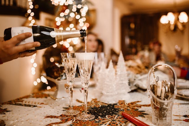 Read more about the article How to Be the Perfect Host (Without the Stress) at Your Next Home Celebration